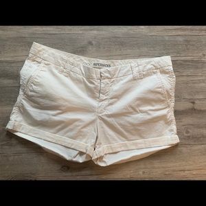 Paperback | Boutique Cream Size 30 Shorts